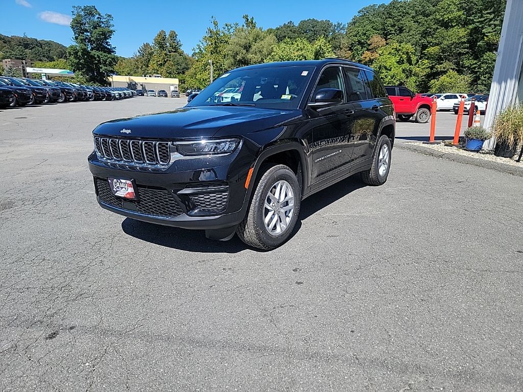 2025 Jeep Grand Cherokee Laredo photo 3