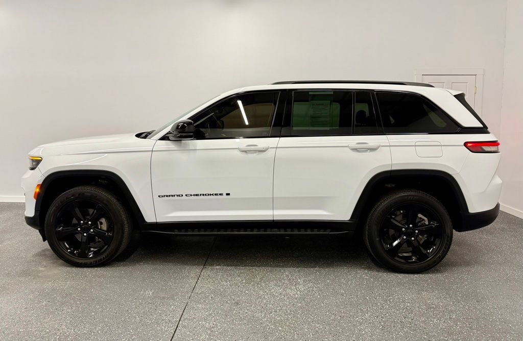 Used 2022 Jeep Grand Cherokee Laredo SUV