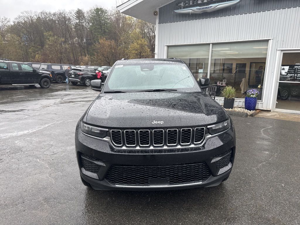 2025 Jeep Grand Cherokee Laredo photo 2