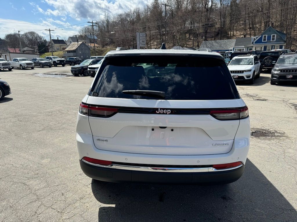 2025 Jeep Grand Cherokee Laredo photo 4