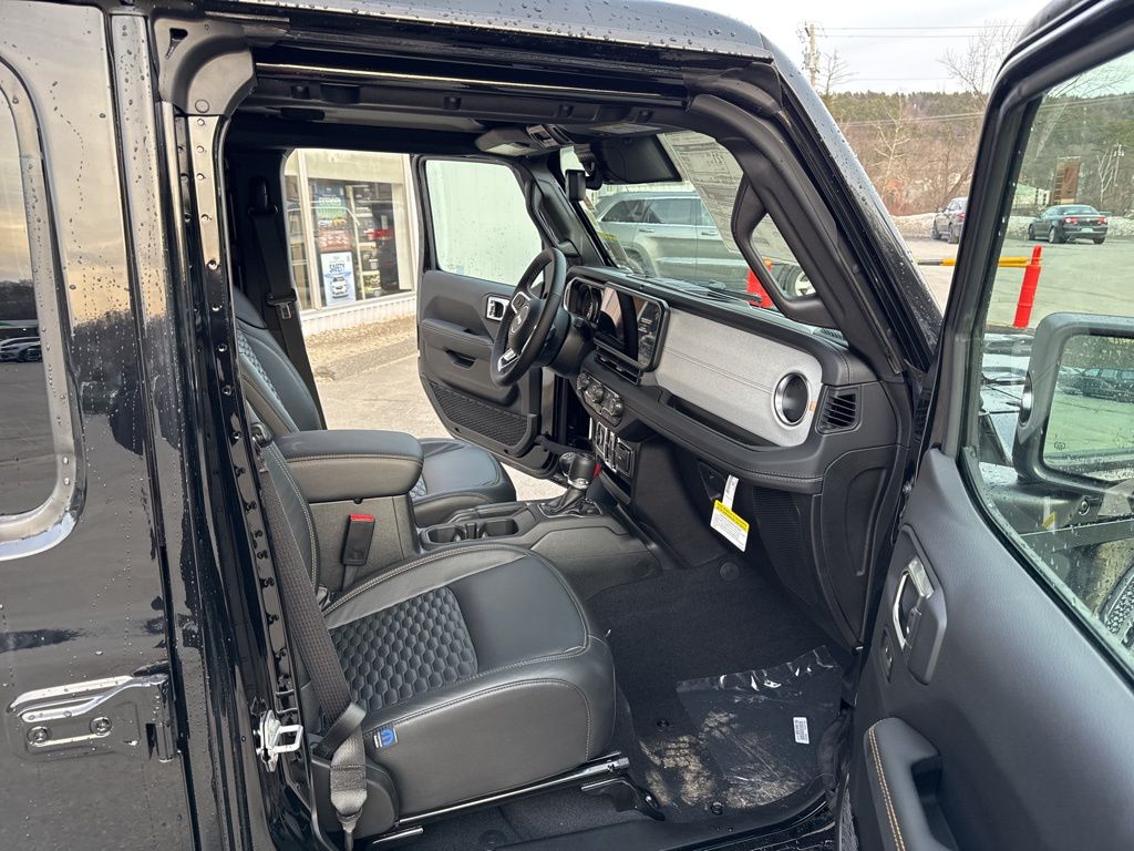 2025 Jeep Wrangler 4-Door Sahara - Photo 10