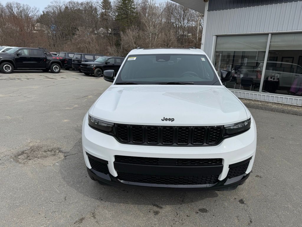 2025 Jeep Grand Cherokee Altitude photo 2