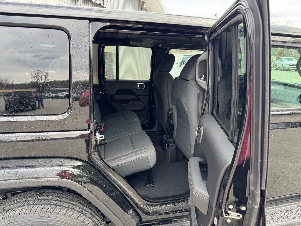 2025 Jeep Wrangler 4-Door Sahara - Photo 9