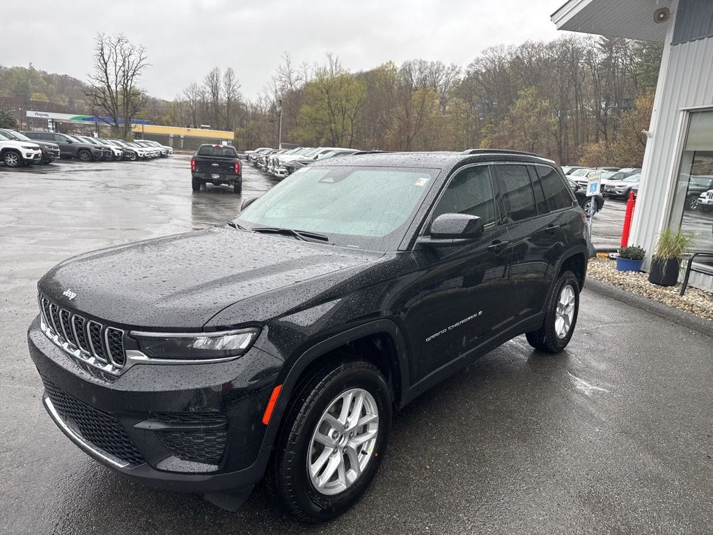 2025 Jeep Grand Cherokee Laredo photo 3