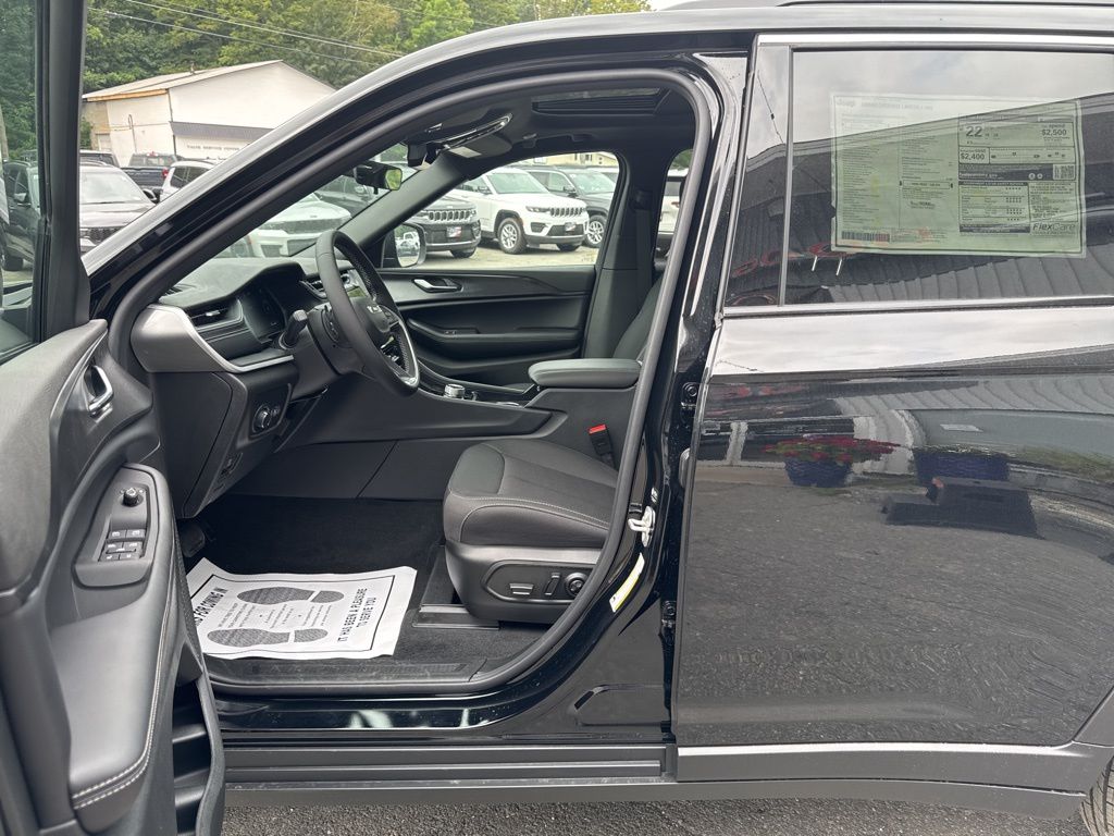2025 Jeep Grand Cherokee Laredo - Photo 6