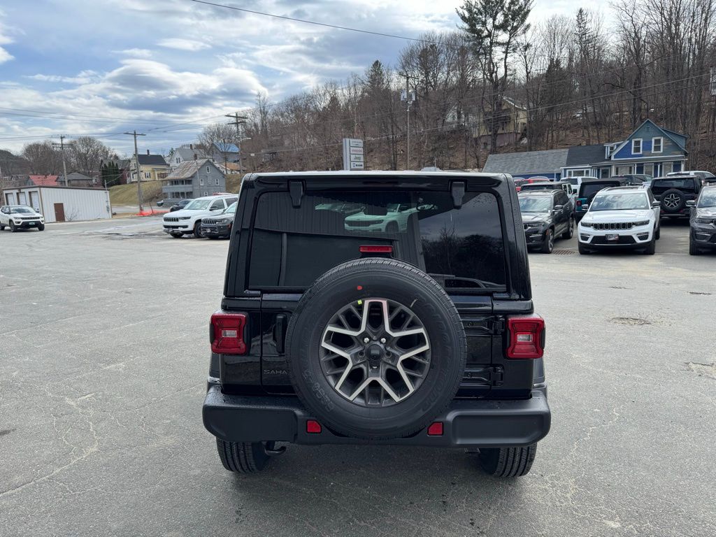 2025 Jeep Wrangler Sahara photo 4