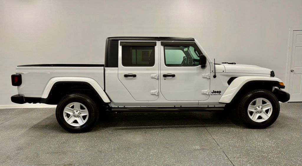 2022 Jeep Gladiator Sport photo 3