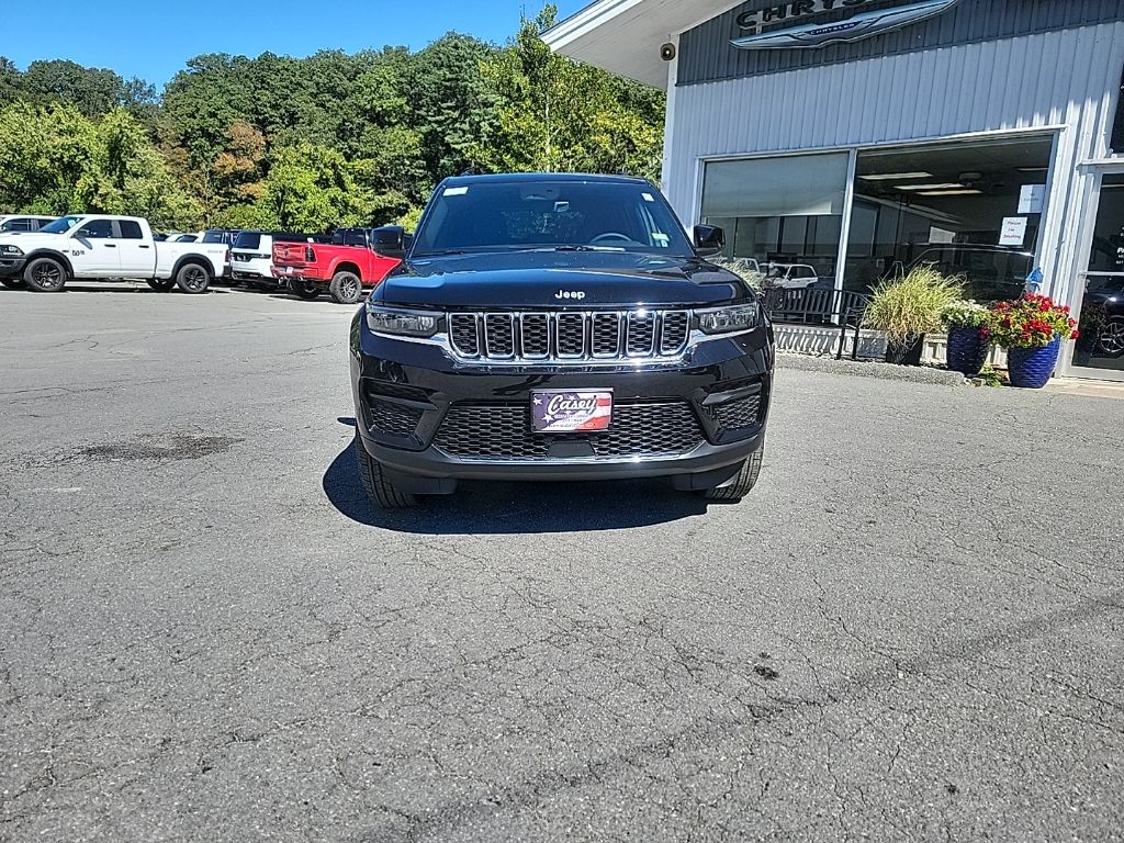 2025 Jeep Grand Cherokee Laredo photo 2