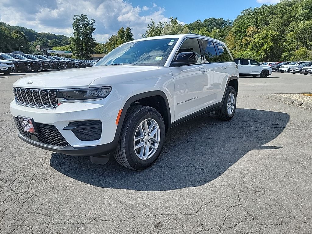 2025 Jeep Grand Cherokee Laredo Altitude photo 3