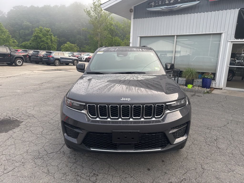 2025 Jeep Grand Cherokee Laredo photo 2