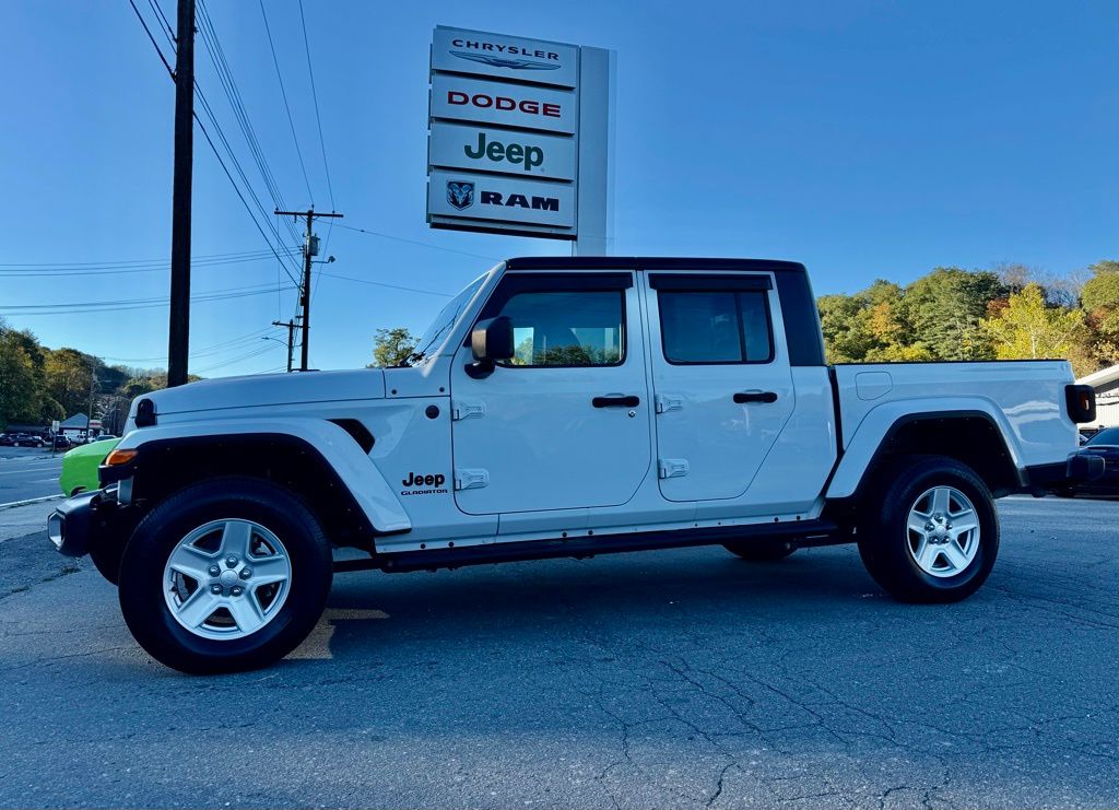 2022 Jeep Gladiator Sport photo 2