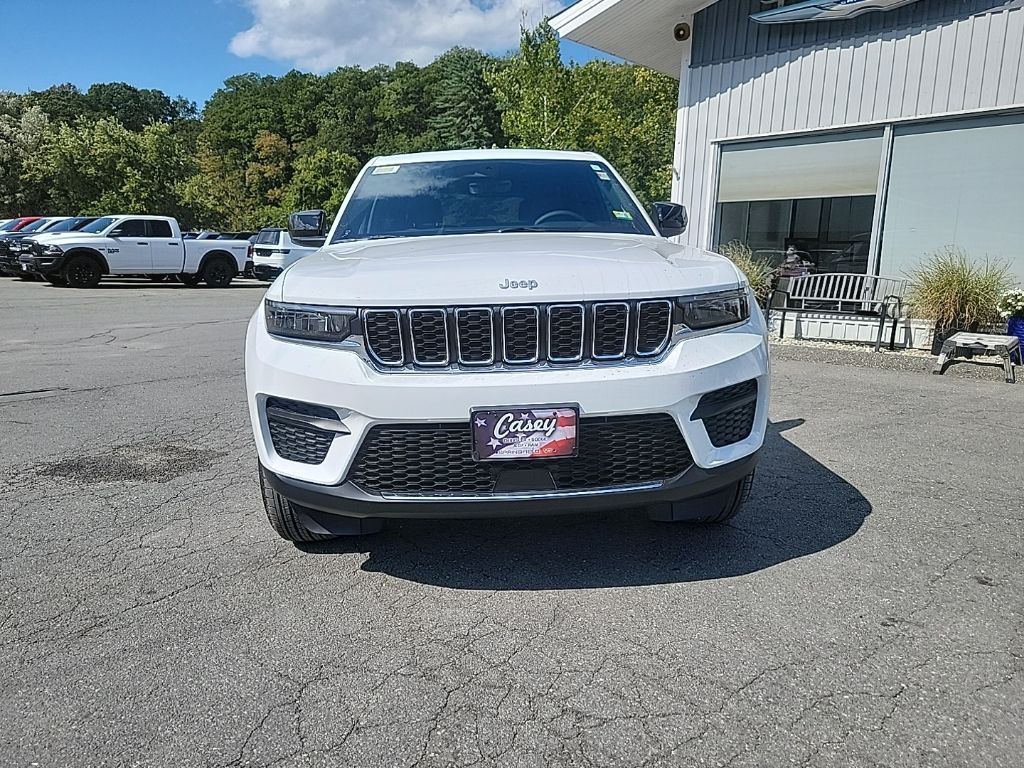 2025 Jeep Grand Cherokee Laredo Altitude photo 2