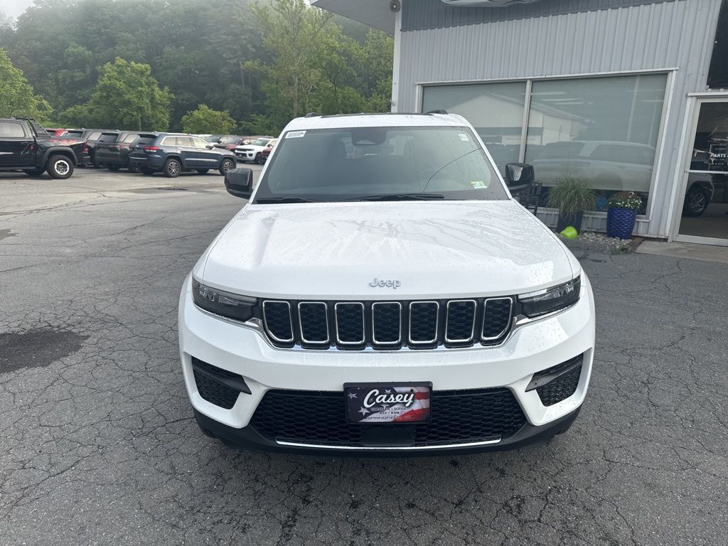 2025 Jeep Grand Cherokee Laredo photo 2