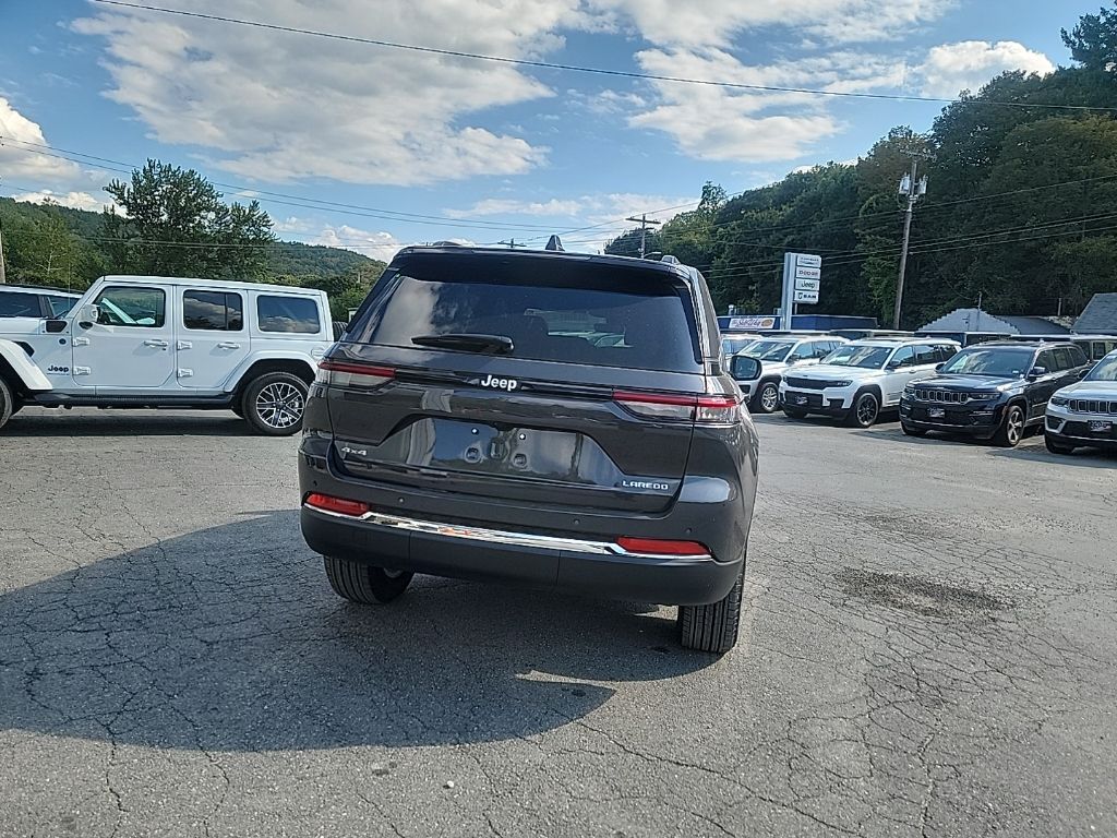 2025 Jeep Grand Cherokee Laredo photo 3