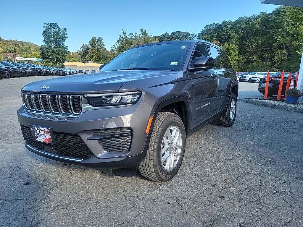 2025 Jeep Grand Cherokee Laredo Altitude photo 2