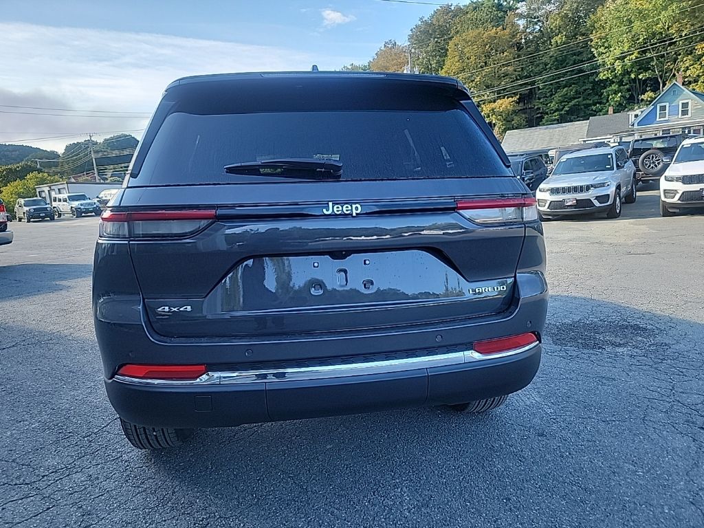 2025 Jeep Grand Cherokee Laredo Altitude photo 3