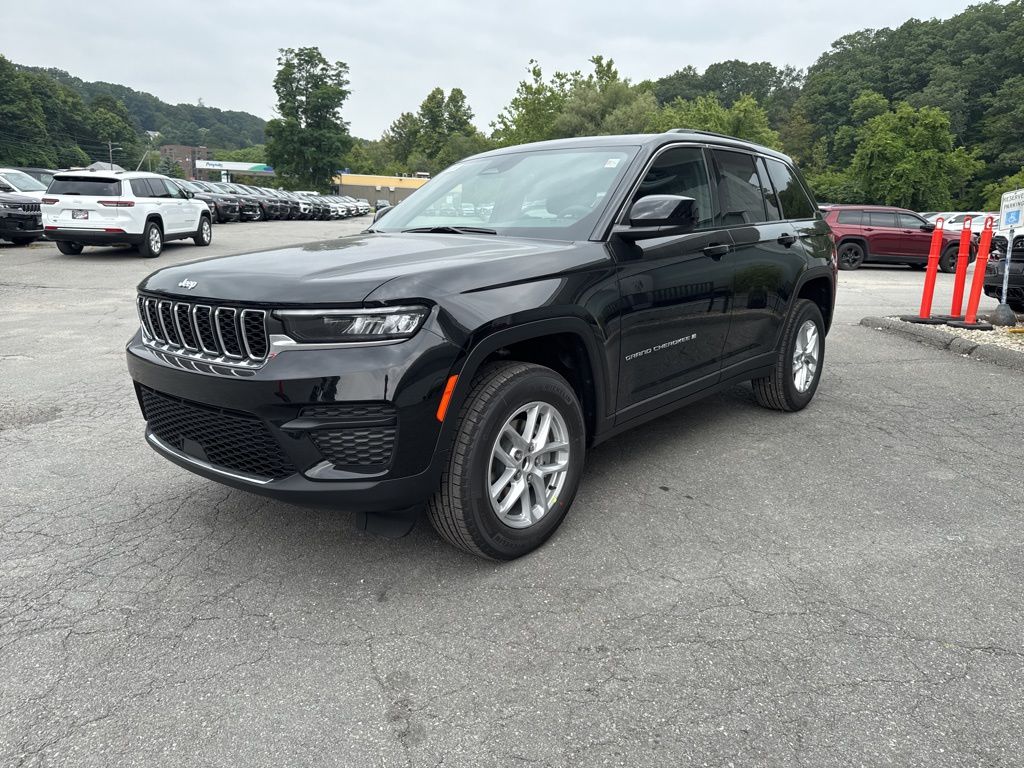 2025 Jeep Grand Cherokee Laredo photo 3