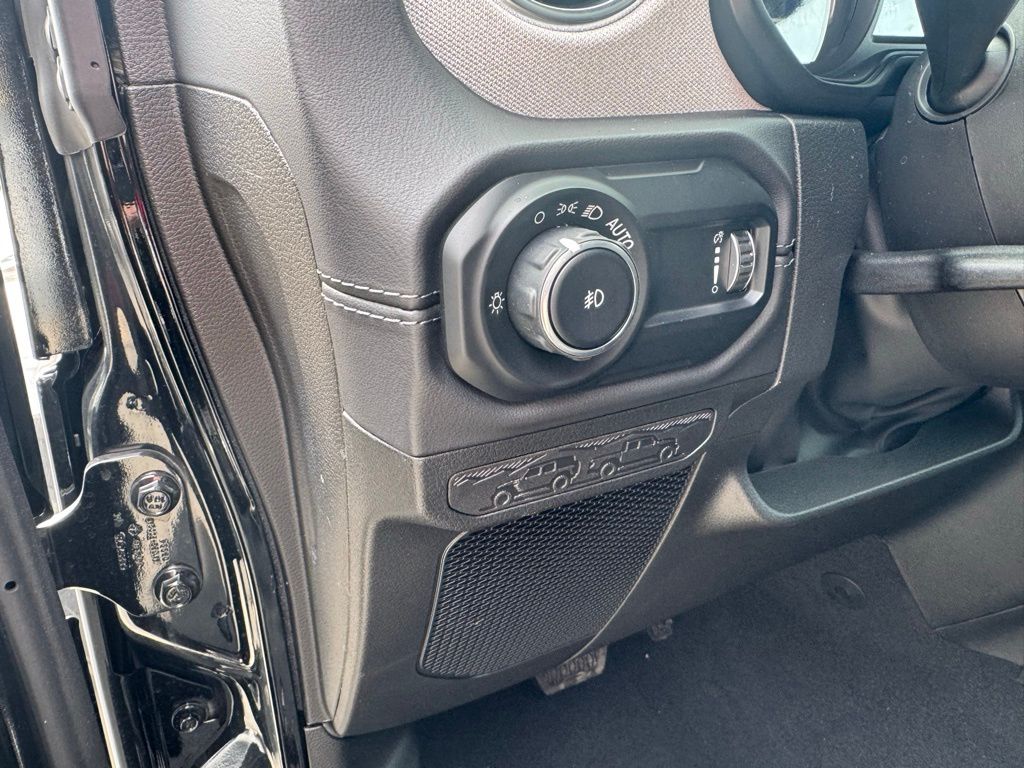 2025 Jeep Wrangler 4-Door Sahara - Photo 12