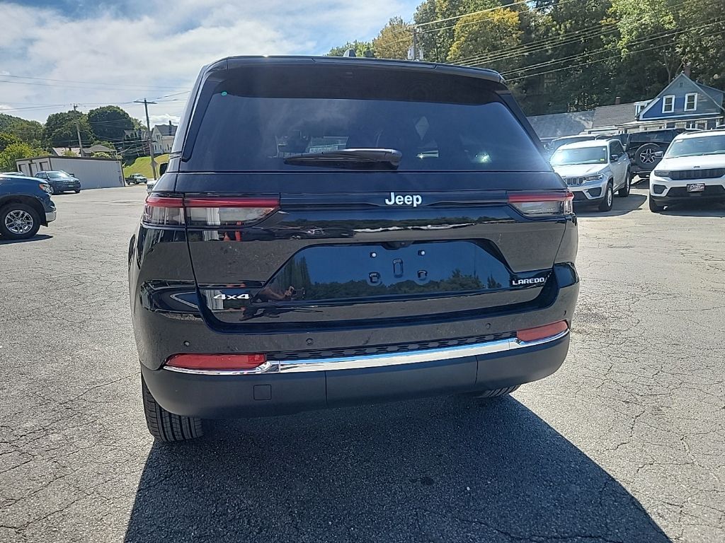 2025 Jeep Grand Cherokee Laredo photo 4
