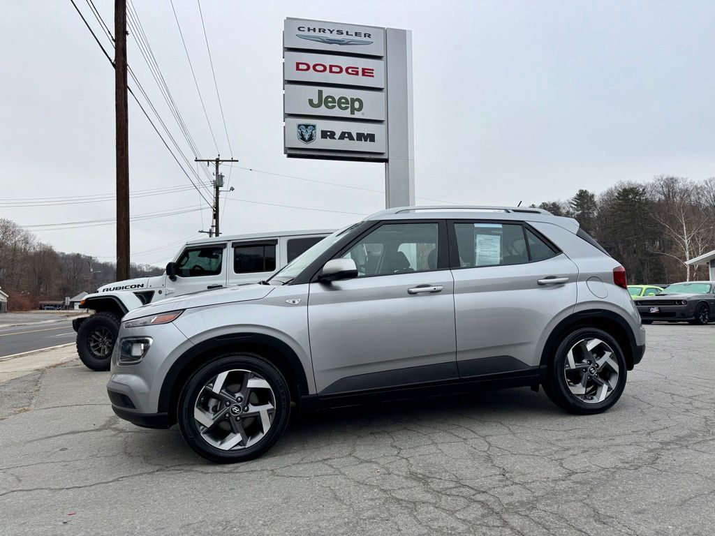 2024 Hyundai Venue SEL photo 2