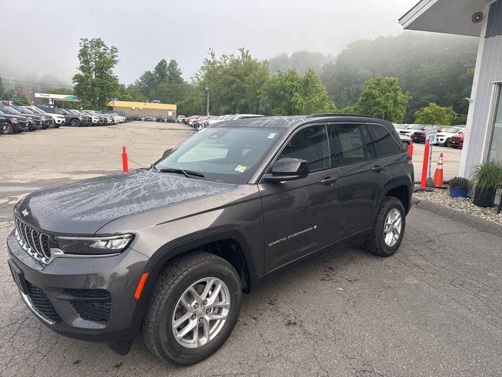 2025 Jeep Grand Cherokee Laredo photo 3