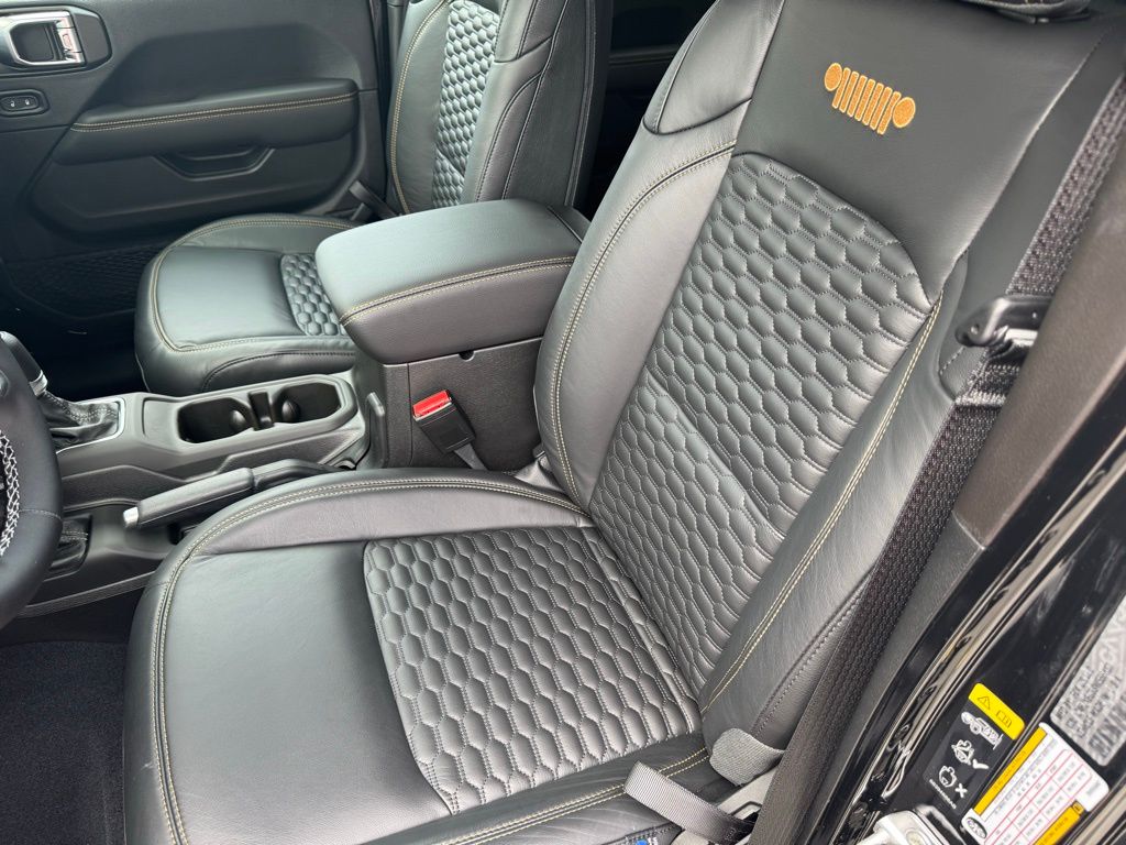 2025 Jeep Wrangler 4-Door Sahara - Photo 13