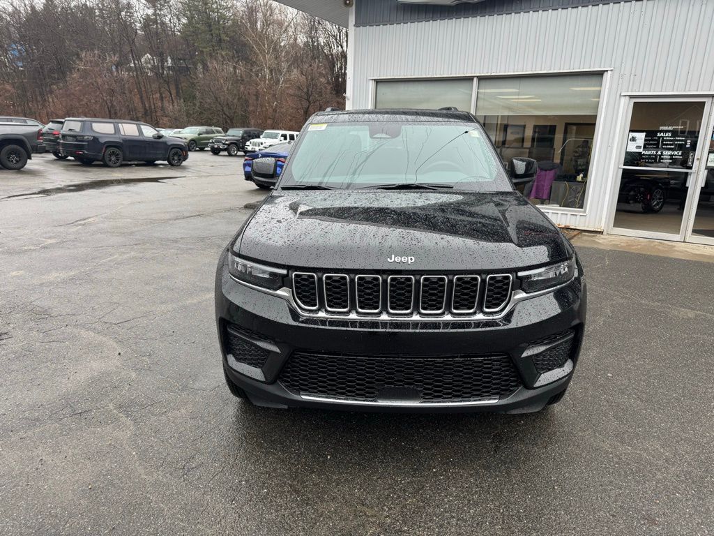 2025 Jeep Grand Cherokee Laredo photo 2