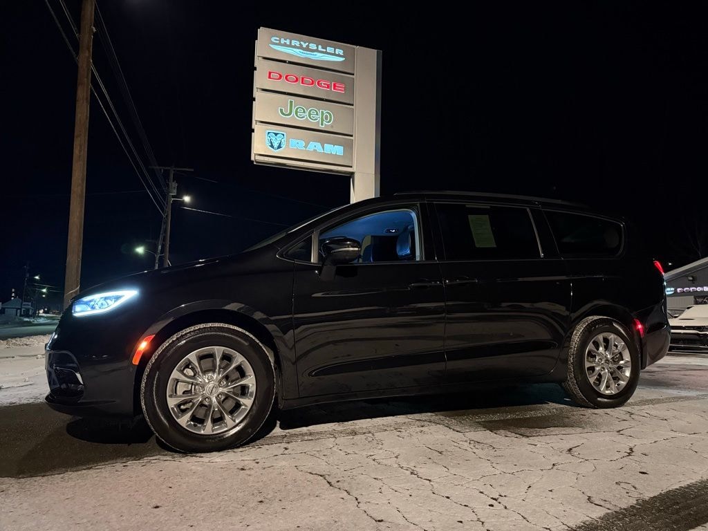 Used 2022 Chrysler Pacifica Touring L Van Passenger Van