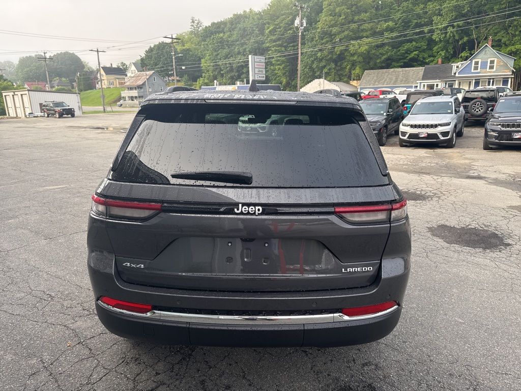 2025 Jeep Grand Cherokee Laredo photo 4