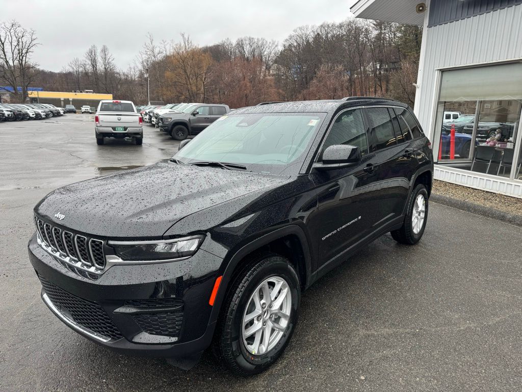 2025 Jeep Grand Cherokee Laredo photo 3