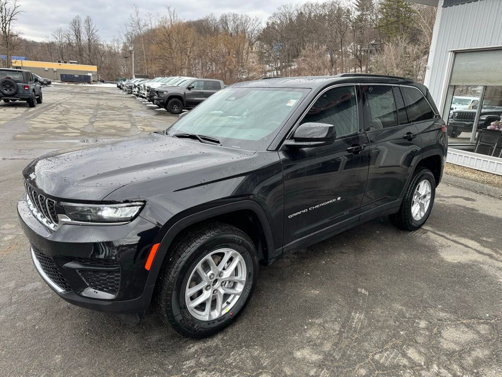 2025 Jeep Grand Cherokee Laredo photo 3