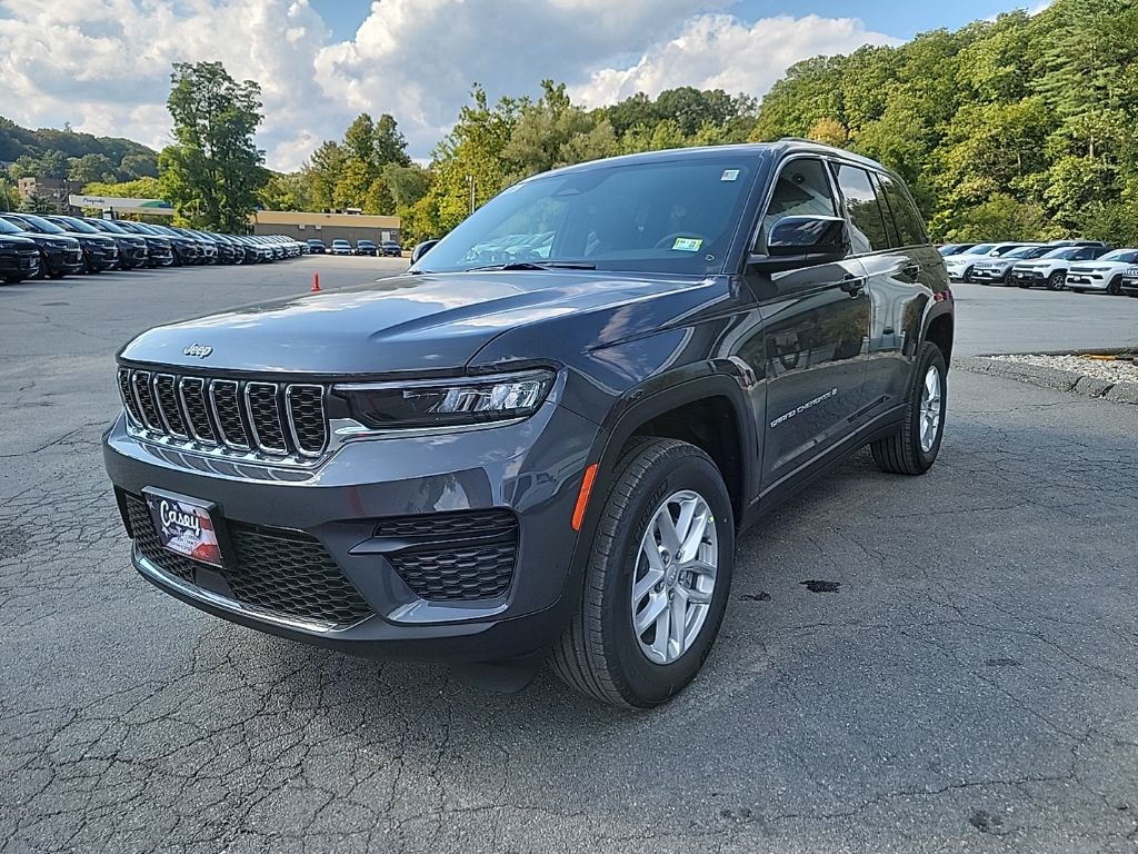 2025 Jeep Grand Cherokee Laredo photo 2