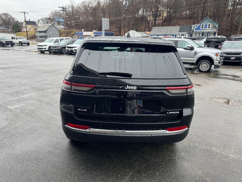 2025 Jeep Grand Cherokee Laredo photo 4