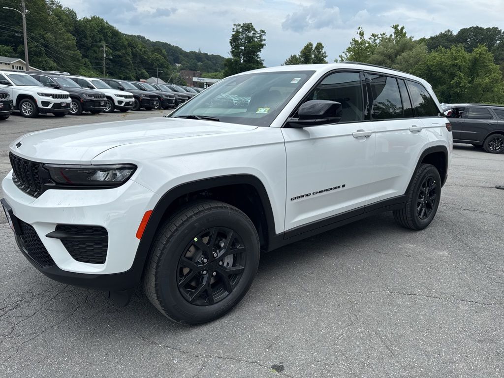 2025 Jeep Grand Cherokee Altitude photo 3