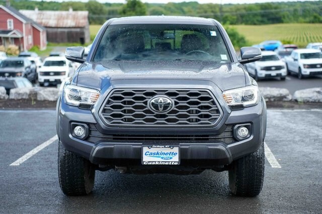 2022 Toyota Tacoma TRD Off-Road photo 2