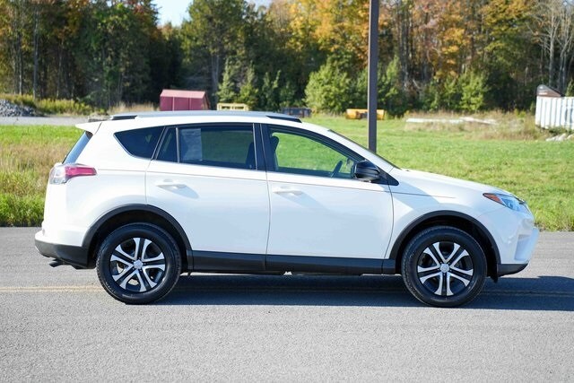 2018 Toyota RAV4 LE photo 4