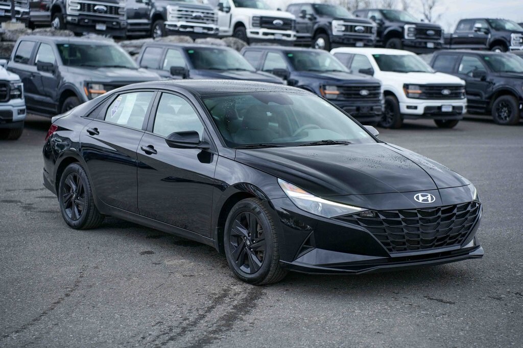 2022 Hyundai Elantra SEL photo 3