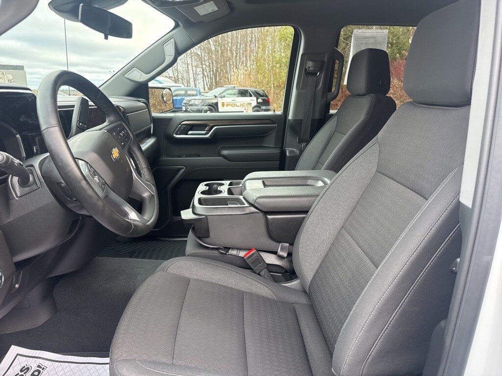 2025 Chevrolet Silverado 1500 LT photo 2