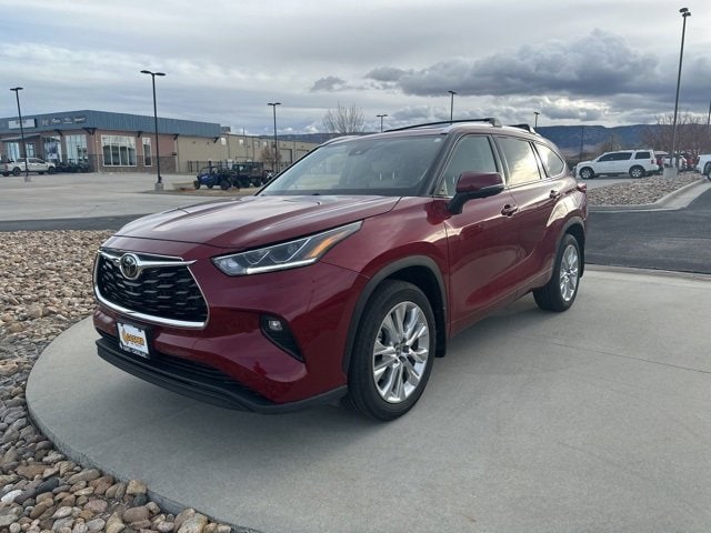 2023 Toyota Highlander Limited's photo