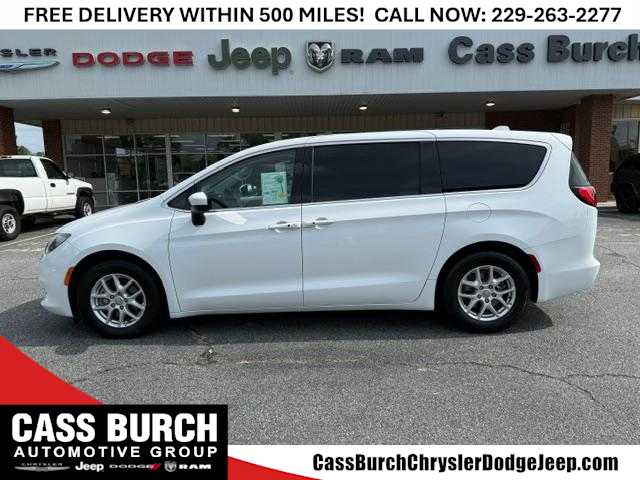 2018 Chrysler Pacifica Touring's photo