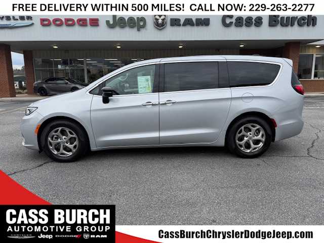 2024 Chrysler Pacifica Limited's photo