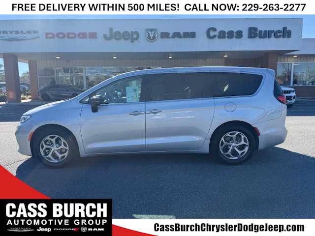 2024 Chrysler Pacifica Limited's photo