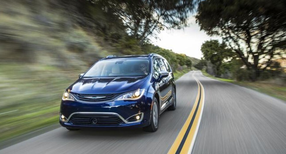 2019 Chrysler Paciifca Hybrid Front Blue Exterior 2019 Chrysler Paciifca Hybrid Front Blue Exterior