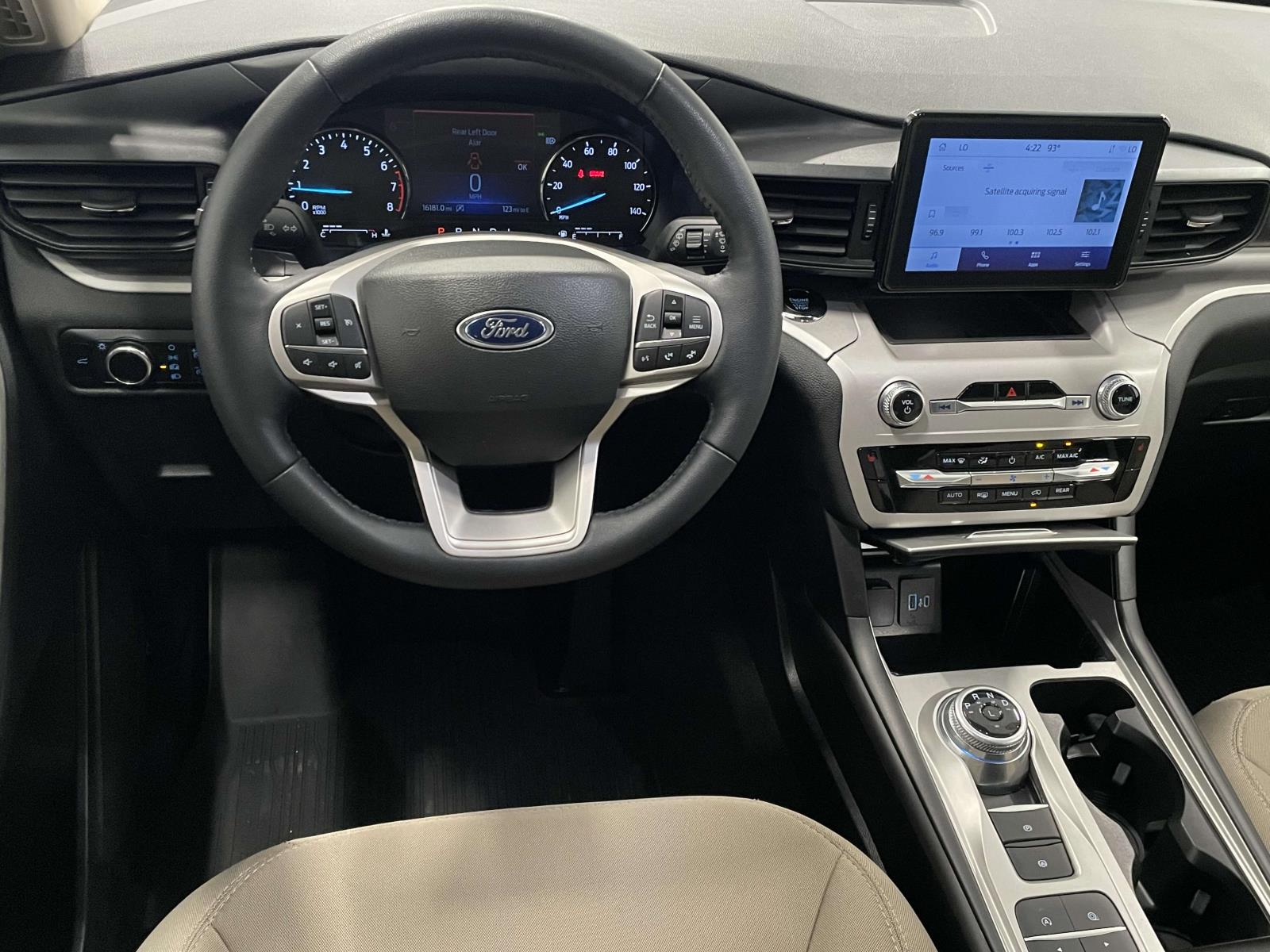 2023 Ford Explorer XLT photo 3