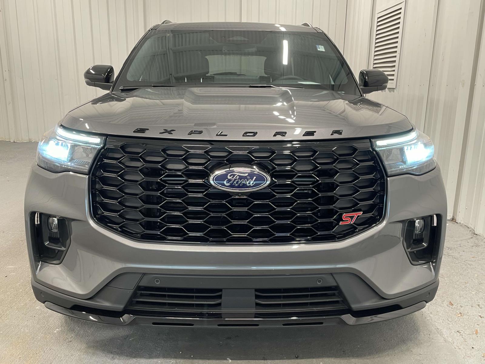 2025 Ford Explorer ST photo 3