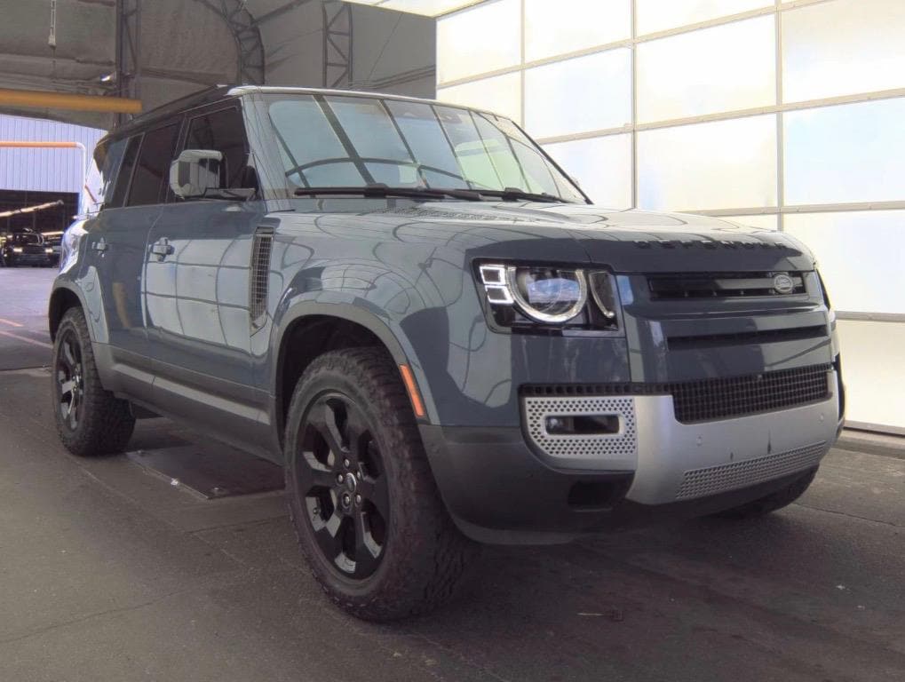 2020 Land Rover Defender SE's photo