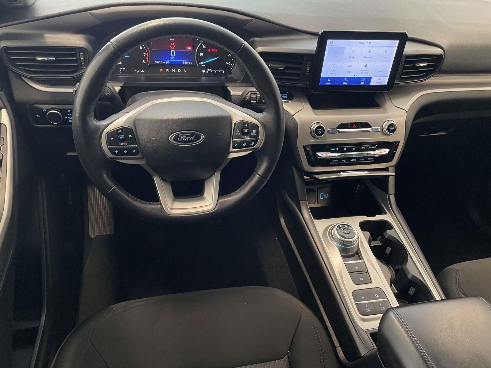 2023 Ford Explorer XLT photo 2