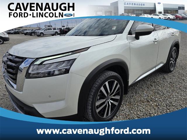 2023 Nissan Pathfinder Platinum's photo