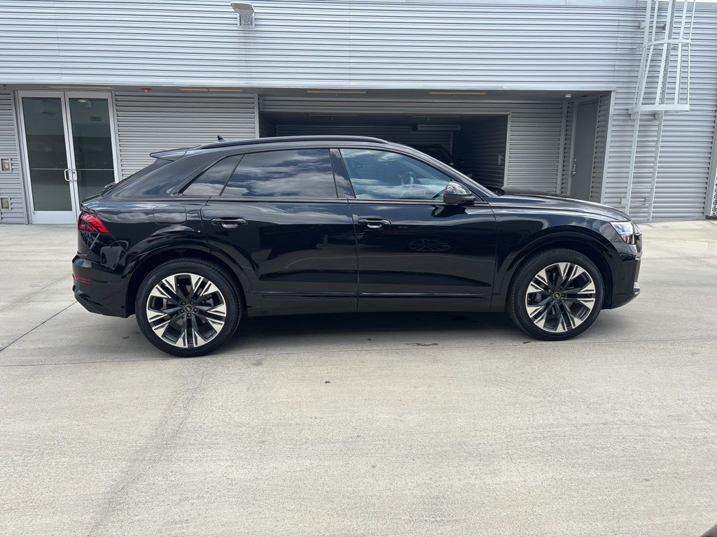 2025 Audi Q8 55 Premium Plus photo 4