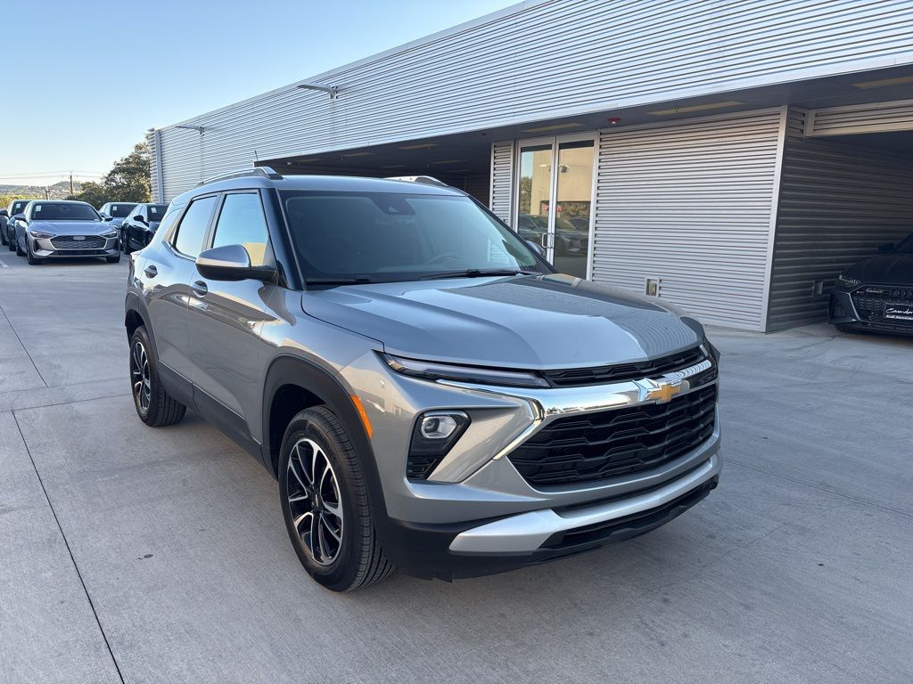 2024 Chevrolet Trailblazer LT photo 2